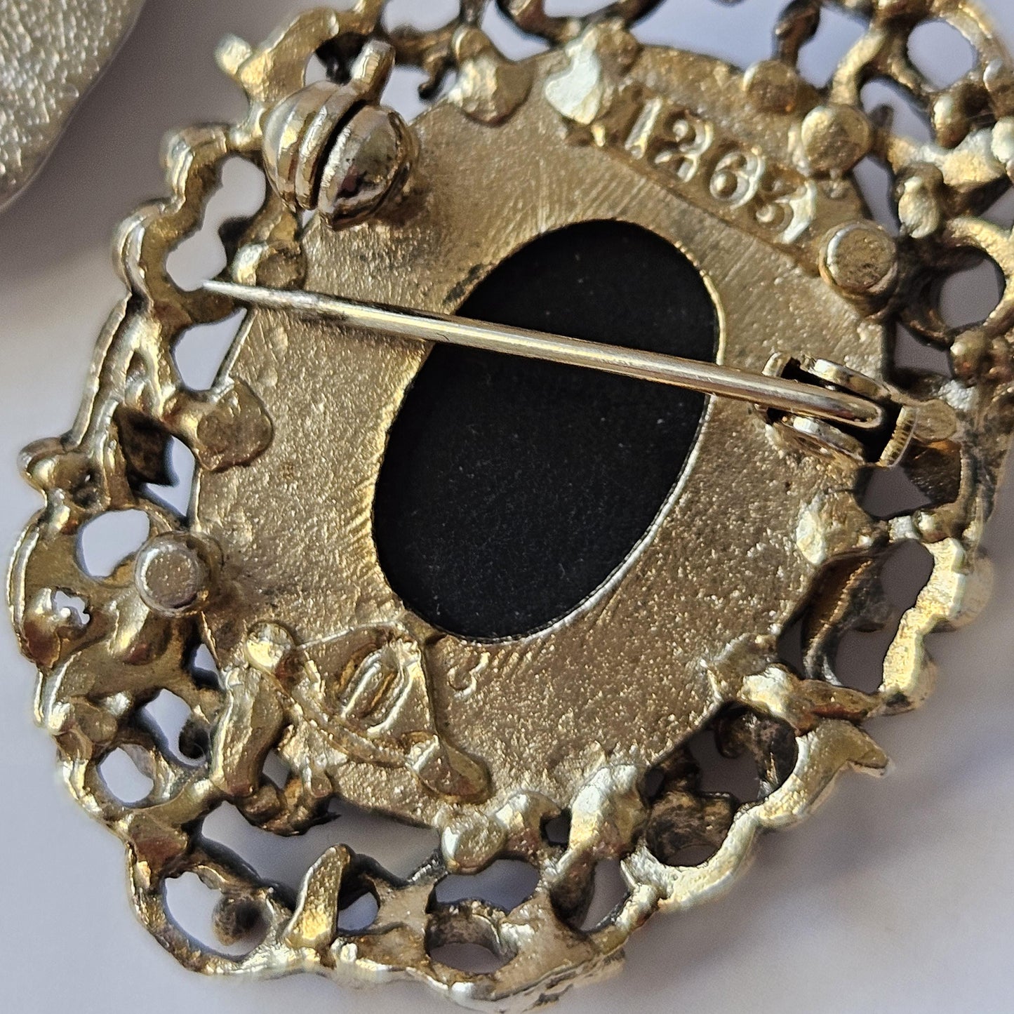 Vintage Cameo Jewelry Set – Gold Tone Brooch & Pendant with Classic Lady Silhouettes, Victorian Style Costume Jewelry