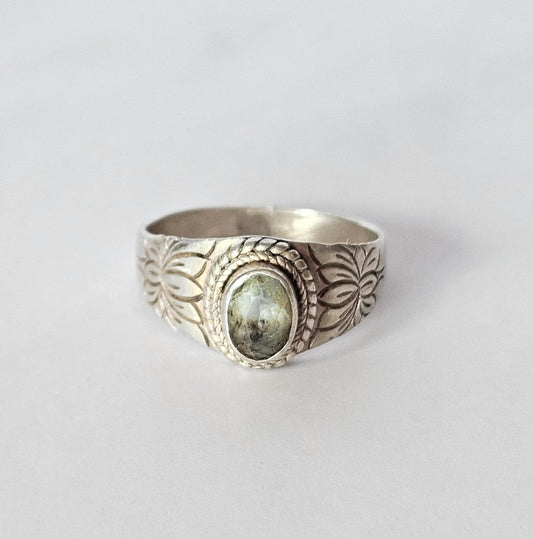Vintage Sterling Silver Ring with Labradorite – Engraved Boho Floral Band – Oval Stone Statement Ring - Size 7