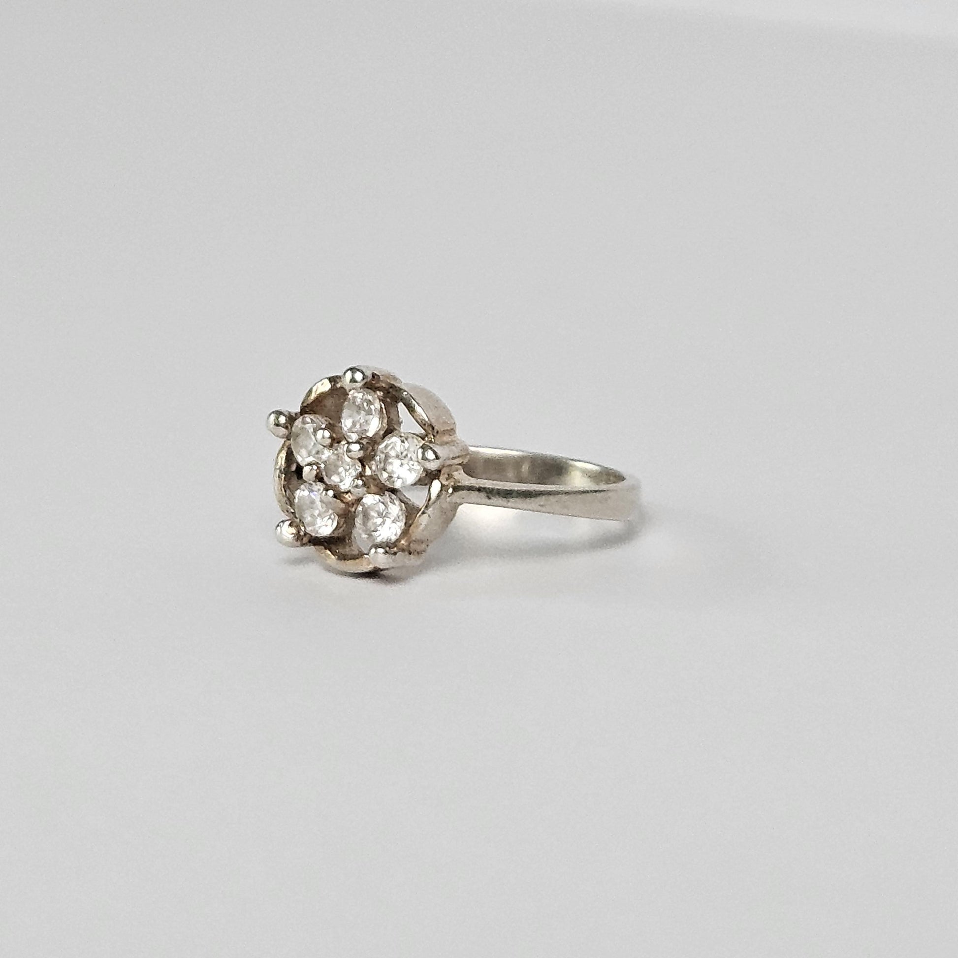 Vintage Cluster Stone Ring – Sterling Silver Floral Design with Round Brilliant Stones, Mid-Century Style, Italy